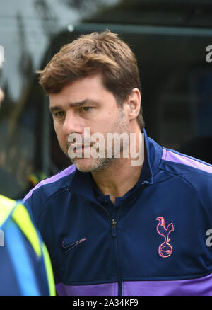 Brighton UK 5. Oktober 2019 – Tottenham-Manager Mauricio Pochettino kommt zum Premier League-Spiel zwischen Brighton und Hove Albion und Tottenham Hotspur im Amex Stadium – nur für redaktionelle Zwecke. Kein Merchandising. Für Fußball-Bilder gelten Einschränkungen für FA und Premier League inc. Keine Internet-/Mobilnutzung ohne FAPL-Lizenz - für Details wenden Sie sich an Football Dataco: Credit Simon Dack TPI / Alamy Live News Stockfoto