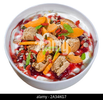 Joghurt mit frischen Früchten, Nüssen, Zwieback und Marmelade Stockfoto