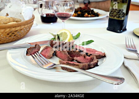 Ein Teller mit geschnittenem Rindfleisch in einem Restaurant Stockfoto