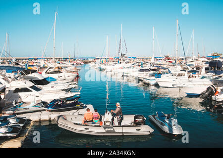 Teneriffa, Spanien - August, 2019: Menschen auf Motorboot mit Jet Ski am Jacht und Segelboot Hafen in Costa Adeje, Teneriffa Stockfoto