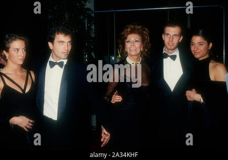 Beverly Hills, Kalifornien, USA, 21. Januar 1995 die Schauspielerin Sophie Loren und Söhne Carlo Ponti und Edoardo Ponti nehmen an der 52. jährlichen Golden Globe Awards am 21. Januar 1995 im Beverly Hilton Hotel in Beverly Hills, Kalifornien, USA. Foto von Barry King/Alamy Stock Foto Stockfoto