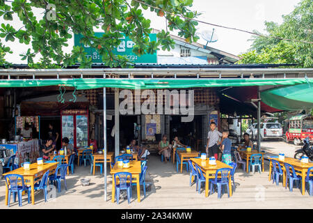 Die Leute, die Essen in traditionellen burmesischen reastuarant. Traditionelle Street Food Restaurant in Yangon, Myanmar. Stockfoto