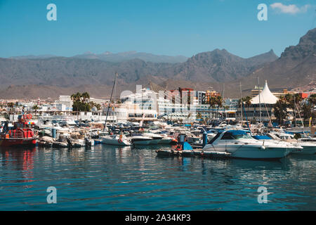 Teneriffa, Spanien - August 2019: Viele Motorboote, Segelboote und Yachten Hafen auf Teneriffa Stockfoto