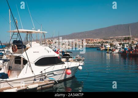 Teneriffa, Spanien - August 2019: Viele Motorboote, Segelboote und Yachten Hafen auf Teneriffa Stockfoto