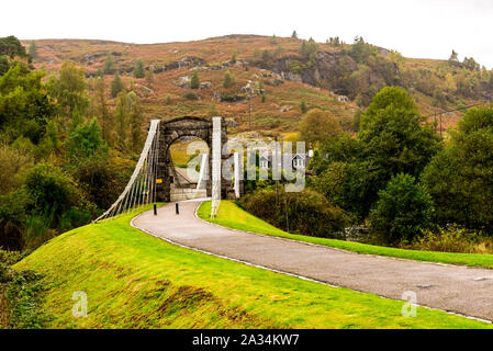 Eingang für öffentliche an der historischen Brücke von Oich derzeit als eine Fußgängerbrücke über den Fluss Oich in der Nähe von Aberchalder, Schottland dienen Stockfoto