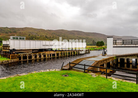 Geöffnet Aberchalder Swing Bridge für ein Boot der Caledonian Canal zum Loch Oich, Schottland zu warten Stockfoto