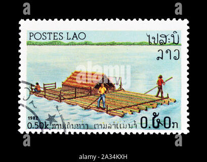 Storniert Briefmarke durch Laos gedruckt, zeigt, dass River Rafting, circa 1982. Stockfoto