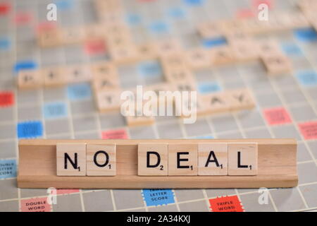 Die Worte "KEIN ABKOMMEN" (Kontext: Brexit, Boris Johnson) in Holz- Scrabble Fliesen auf einem Baugruppenträger. Hintergrund ist ein Vintage board, unscharf, mit kopieren. Stockfoto