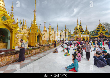 Eine Menge Leute auf Zeremonie am berühmten buddhistischen Tempel Shwedagon Pagode in Yangon, Myanmar. Stockfoto