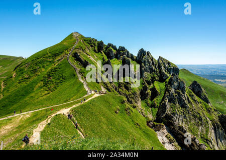 Wanderer auf dem Weg von Puy de Sancy, Vulkane der Auvergne Natural Regional Park, Massif du Sancy, Auvergne, Frankreich, Europa zum Seitenanfang Stockfoto