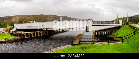 Eine geschlossene Swing Bridge zwischen Loch Oich und Caledonian Canal in der Nähe von Aberchalder, Scottish Highlands Stockfoto