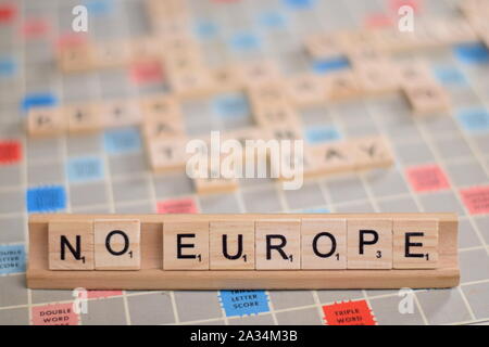 Die Worte "kein Europa' (Brexit) in Holz- Scrabble Fliesen auf einem Baugruppenträger. Hintergrund ist ein Vintage board, unscharf, mit kopieren. Stockfoto