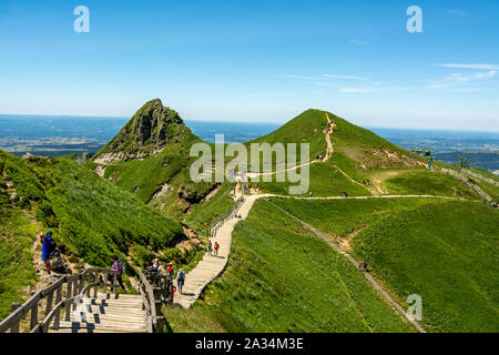 Wanderer auf dem Weg von Puy de Sancy, Vulkane der Auvergne Natural Regional Park, Massif du Sancy, Auvergne, Frankreich, Europa zum Seitenanfang Stockfoto