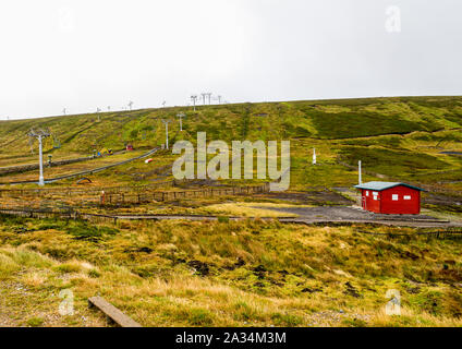 Ein Blick auf die leere Lecht Ski Center, Pisten und Skilift im Herbst, Cairngorms National Park, Schottland Stockfoto