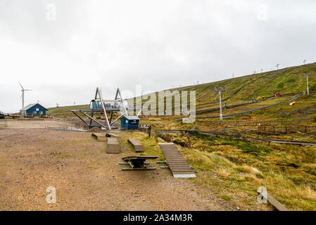 Eine Ansicht von Lechi ski lift und Pisten im Oktober, bevor die Saison beginnt, Cairngorms National Park, Schottland Stockfoto