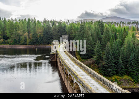 Eine Straße und ein Laufsteg auf der Oberseite des Laggan Dammbau, Schottland Stockfoto