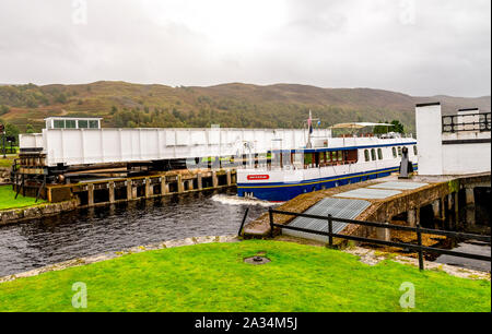 Ein Boot in die Caledonian Canal zum Loch Oich durch eröffnet Swing Bridge in der Nähe von Aberchalder, Schottland Stockfoto