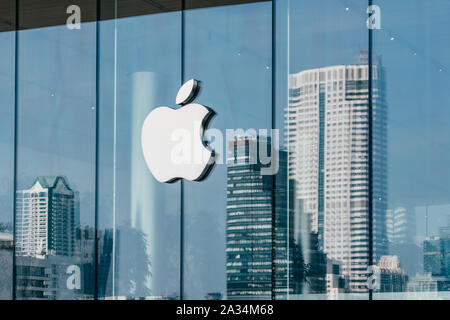 Logo von Apple Inc. auf einem Apple Store in Iconsiam Einkaufszentrum in Bangkok, Thailand Stockfoto