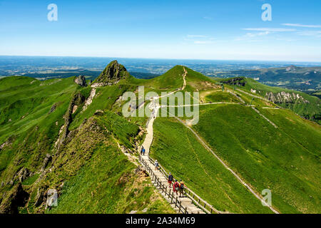 Wanderer auf dem Weg von Puy de Sancy, Vulkane der Auvergne Natural Regional Park, Massif du Sancy, Auvergne, Frankreich, Europa zum Seitenanfang Stockfoto