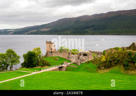 Einen malerischen Blick auf die historische Urquhart Castle am Ufer des Loch Ness See, Scottish Highlands Stockfoto