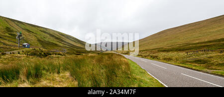 Eine malerische Landschaft von Pisten und Hochland in Lecht Ski Center, Cairngorms National Park, Schottland Stockfoto