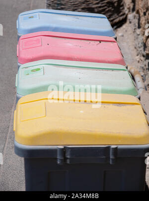 Vier bunte recycling Bins in Vilchada auf Santorini gesehen Stockfoto
