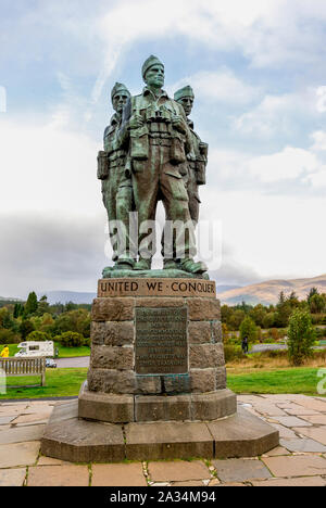 Drei britischen Kommandos des Commando Memorial in Richtung Ben Nevis Berg in der Nähe Spean Bridge Dorf im schottischen Hochland auf der Suche Stockfoto