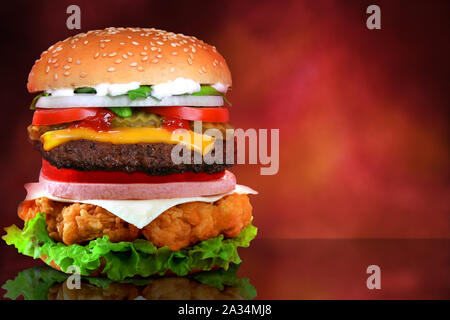 Big tall leckere Hamburger mit warmen Fiery Hintergrund. Stockfoto