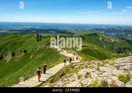 Wanderer auf dem Weg von Puy de Sancy, Vulkane der Auvergne Natural Regional Park, Massif du Sancy, Auvergne, Frankreich, Europa zum Seitenanfang Stockfoto