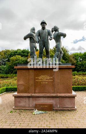 Skulptur von drei Nordsee Offshore Oil Arbeiter in der Hingabe der Erinnerung an die Menschen, die während der Piper Alpha öl Plattform Katastrophe starben, Hazlehead Stockfoto