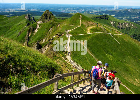 Wanderer auf dem Weg von Puy de Sancy, Vulkane der Auvergne Natural Regional Park, Massif du Sancy, Auvergne, Frankreich, Europa zum Seitenanfang Stockfoto