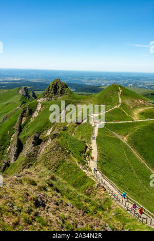 Wanderer auf dem Weg von Puy de Sancy, Vulkane der Auvergne Natural Regional Park, Massif du Sancy, Auvergne, Frankreich, Europa zum Seitenanfang Stockfoto