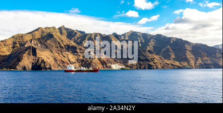 LPG Boot in der Nähe von Tenerife Küste mit Anagagebirge auf Hintergrund, Kanarische Inseln, Spanien Stockfoto