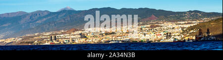 Panorama von Santa Cruz de Tenerife Stadt Küste und den Berg Teide Gipfel im Hintergrund, Kanarische Inseln, Spanien Stockfoto