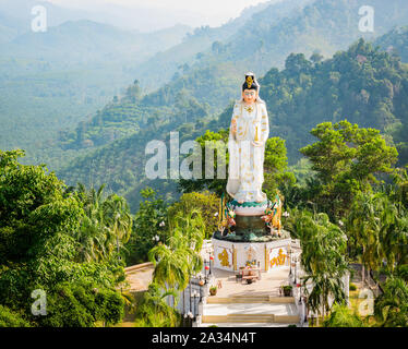 Göttin der Barmherzigkeit als Quan Yin oder Guan Yin oder Guan Yim in Wat Bang Bang Rieng Rieng (Tempel), Phang Nga, Thailand bekannt Stockfoto