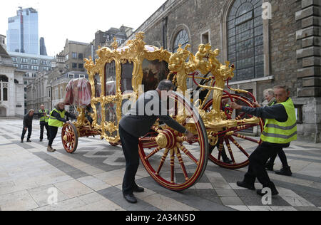 Mitarbeiter aus Croford Coachbuilder Manöver der Staat Trainer in Guildhall Yard in London vor den Herrn Bürgermeister zeigen am 9. November. Stockfoto