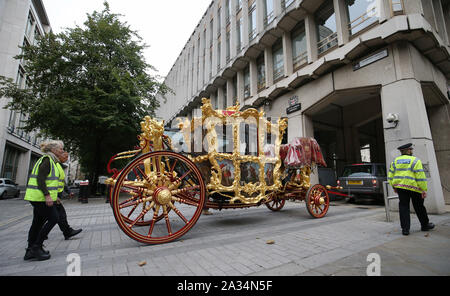 Mitarbeiter aus Croford Coachbuilder Manöver der Staat Trainer in Guildhall Yard in London vor den Herrn Bürgermeister zeigen am 9. November. Stockfoto