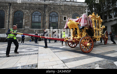 Mitarbeiter aus Croford Coachbuilder Manöver der Staat Trainer in Guildhall Yard in London vor den Herrn Bürgermeister zeigen am 9. November. Stockfoto