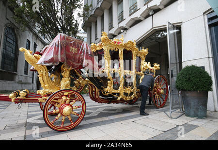 Mitarbeiter aus Croford Coachbuilder Manöver der Staat Trainer in Guildhall Yard in London vor den Herrn Bürgermeister zeigen am 9. November. Stockfoto