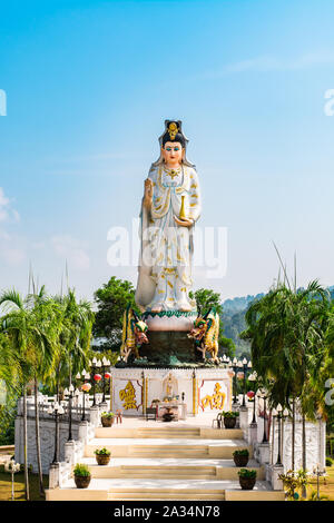 Göttin der Barmherzigkeit als Quan Yin oder Guan Yin oder Guan Yim in Wat Bang Bang Rieng Rieng (Tempel), Phang Nga, Thailand bekannt Stockfoto