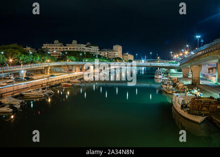 Hafen von Pescara bei Nacht von der Ponte gesehen d'Annunzio Stockfoto