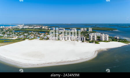 Fort Myers Beach Luftaufnahme der Golf von Mexiko und der Erholungsorte und Eigentumswohnungen in der Nähe von Naples und Bonita Springs, Florida Stockfoto