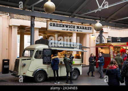 Mobile Food in einem Jahrgang alte Citroen H van/catering Fahrzeug unter ein Zeichen für Greenwich Market/Greenwich Market signage an Weihnachten untergebracht. Greenwich, London. Großbritannien (105) Stockfoto