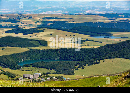 Blick auf den See Pavin und den See Bourdouze , regionaler Naturpark der Vulkane der Auvergne, Puy de Dome, Auvergne-Rhone-Alpes, Frankreich Stockfoto