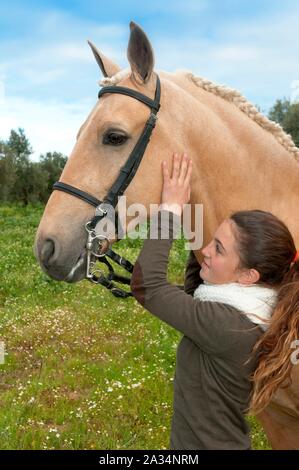 Reitzentrum "El Acebuche" - Mädchen petting ein Pferd, Bollullos de la Mitacion, Sevilla - Provinz, Andalusien, Spanien, Europa. Stockfoto