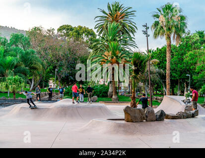 Die einheimischen Kinder genießen, Skateboards und Rollern in einem Skate Park in La Granja Park in Santa Cruz de Tenerife, Kanarische Inseln, Spanien Stockfoto