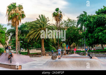 Kinder sind Durchführung von Stunts auf Skateboards, Scooter und Fahrräder in La Granja Park, Santa Cruz de Tenerife, Kanarische Inseln, Spanien Stockfoto