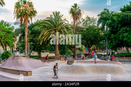 Kinder sind Durchführung von Stunts auf Skateboards, Scooter und Fahrräder in La Granja Park, Santa Cruz de Tenerife, Kanarische Inseln, Spanien Stockfoto