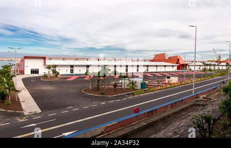 Port Terminal Gebäude, die für die Aufbringung Kreuzfahrtschiffe und ein Parkplatz vor in Santa Cruz de Tenerife, Kanarische Inseln, Spanien Stockfoto