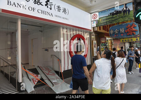 Hongkong, China. 05 Okt, 2019. Ein vandalized Bank of China Niederlassung in Mong Kok ein Tag nach Hong-Kong Regierung aufgerufen Notstandsgesetze Masken auf Demonstrationen zu verbieten, eine direkte Haltung gegen Demonstranten in Hongkong. Credit: SOPA Images Limited/Alamy leben Nachrichten Stockfoto